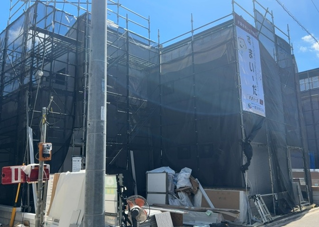 【構造・工法・仕様】 | ベタ基礎とは、柱の位置に関係なく全体に基礎がある事を指し、面積が大きい分建物の重さを全体に分散できます。また、地面からの湿気や害虫を遮断でき、木造住宅で心配されるシロアリ被害を防ぐ効果も期待できます。