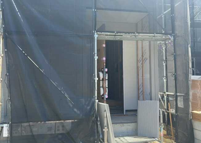【玄関】 | 玄関は、狭すぎると複数人で使いにくく、広すぎても無駄な空間になりがちです。最低2畳を目安にして、家の広さとの兼ね合いや家族の人数を考慮して決めるとよいでしょう。現地を見学して快適な玄関を選びましょう！