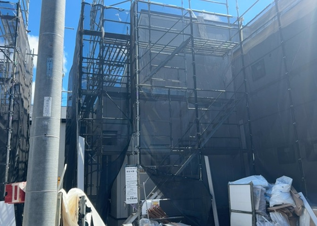 【冷暖房・空調設備】 | 基礎パッキング工法とは、床下の換気確保のため基礎と土台の間に緩衝材を挟み込む工法です。土台の下に数十センチの間隔で設置されるため、全体的な隙間が生まれます。床下換気口に比べて高い通気性が確保されます。