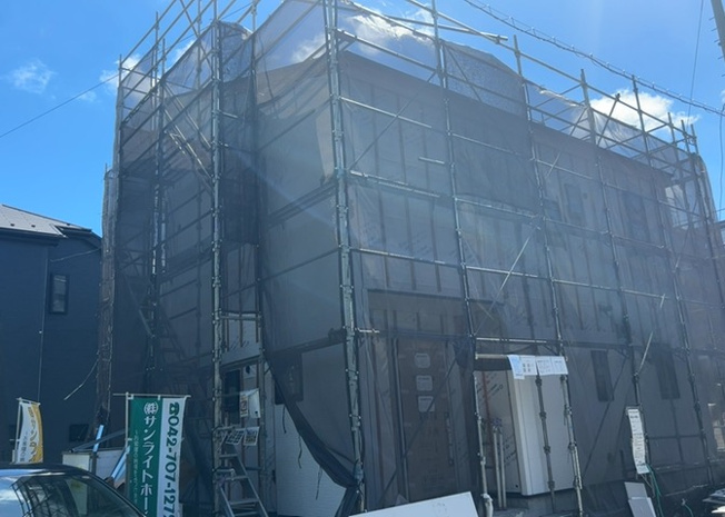【外観】 | 現在は上棟となっています。現地をご見学に行く際は、道路の幅や周辺の交通量、施設などをご確認頂くことをおすすめします！ある程度イメージをつけたいという場合は、同売主の施工事例や完成パースもお見せします。