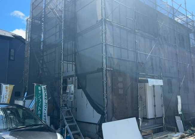 【冷暖房・空調設備】 | 基礎パッキング工法とは、床下の換気確保のため基礎と土台の間に緩衝材を挟み込む工法です。土台の下に数十センチの間隔で設置されるため、全体的な隙間が生まれます。床下換気口に比べて高い通気性が確保されます。