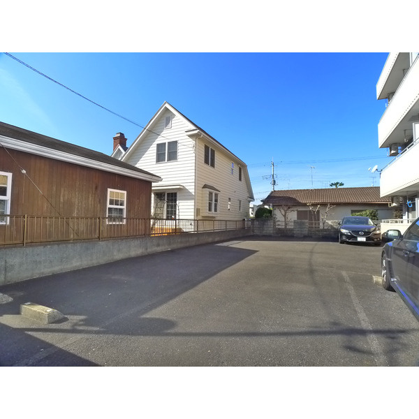 メゾン長栄の駐車場