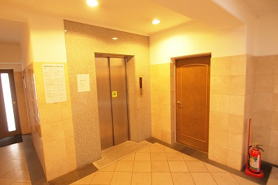 宗像市赤間駅前２丁目の賃貸マンションのロビー