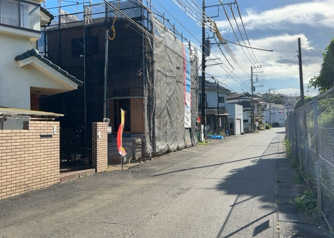 【前面道路含む現地写真】 | 住宅用の土地では前面道路に2m以上接していなければならないと法律で定められています。しかし、お持ちの車のサイズやライフスタイルなどにより、2mでは利便が悪い場合もございますので、事前に確認しましょう。