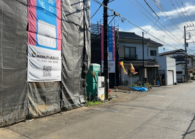 【前面道路含む現地写真】 | お持ちの車種によっては前面道路が広い方が便利でしょう。しかし、前面道路が広ければその分交通量が多くなるため、騒音などが気になる場合があります。実際に現地を見学し、周辺交通量や騒音などを確認しましょう！