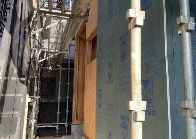 【構造・工法・仕様】 | 木造住宅とは土台、壁、柱など建築物の強度を支える構造体の材に木が使用されている構造を指します。構造体は建物の自重を支えるだけではなく風圧や水圧、積裁荷重などあらゆる衝撃に耐えるための基礎です。