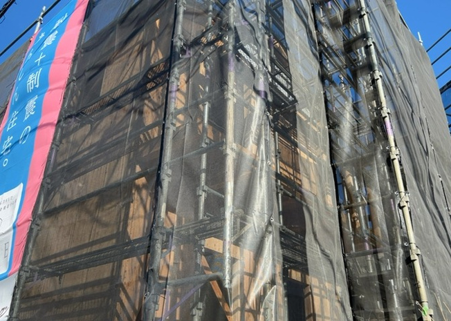 【バルコニー】 | バルコニーは、室外の専用スペースのうち、「屋根がなく開放された空間」であるものを指します。ベランダより広いタイプのものが多く、日当たりもよいため家庭菜園などを楽しみたい人にとって適した環境となります。
