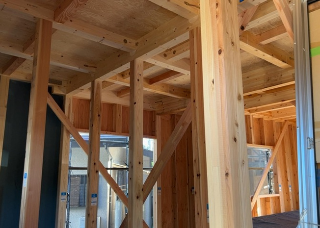 【構造・工法・仕様】 | 木造住宅とは土台、壁、柱など建築物の強度を支える構造体の材に木が使用されている構造を指します。構造体は建物の自重を支えるだけではなく風圧や水圧、積裁荷重などあらゆる衝撃に耐えるための基礎です。