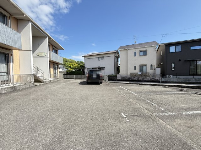 コンフォート B棟の駐車場
