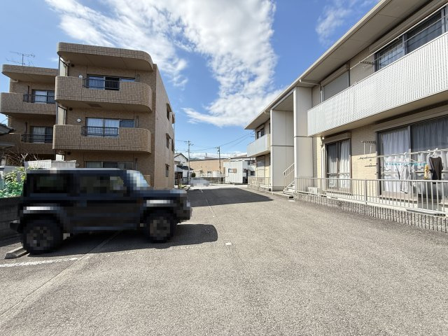 コンフォート B棟の駐車場