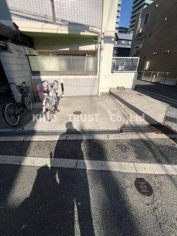 グランピア天神橋の駐車場|車をお持ちの方に嬉しい駐車場付きの物件です