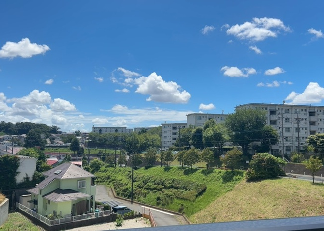 【展望】 | バルコニーからの眺望写真です。第一種中高層住居専用地域に位置しており、閑静で緑豊かな住宅地の開放的な景観が広がります。通風良好で遮るものの少ない心地よい風を感じながら、日々の景色を楽しめます。