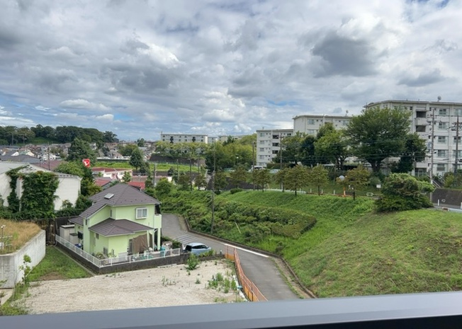 【展望】 | バルコニーからの心地よい眺望です。周囲は第一種中高層住居専用地域に指定された閑静な住宅街となっており、遮るものが少なく開放的な景観が広がります。素晴らしい通風とともに日々の景色を愉しめます。