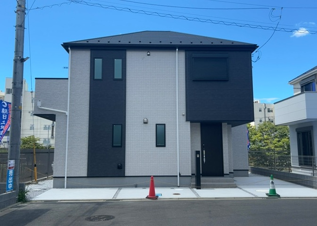 【外観】 | 町田市金井1丁目に誕生する2026年7月築の新築一戸建てです。南東向きの開放的なポジションに位置しており、日当たりと風通しに恵まれた住環境です。建物面積103.50平米の洗練された外観デザインです。