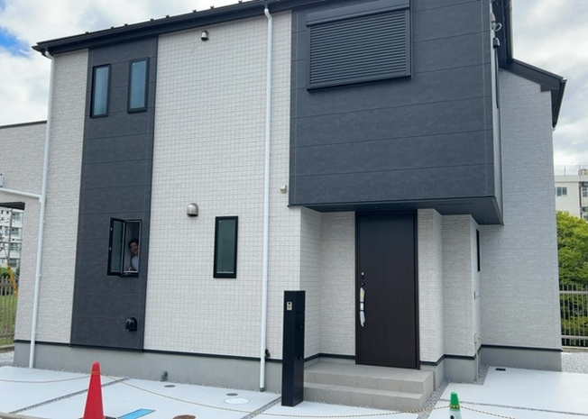 【外観】 | 町田市金井1丁目に佇む建物面積103.50平米の新築一戸建てです。南東向きで陽当り・通風ともに良好なポジションに位置しており、2026年8月完成の洗練された美しいデザインの外観スタイルが特徴です。