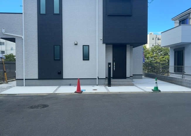 【駐車場】 | 敷地内にはカースペースが設置されており、駐車2台可のゆとりある駐車環境をご用意しています。お持ちのお車のサイズや出し入れのしやすさなど、現地の使い勝手をぜひ実際の見学時にご確認なさってください。