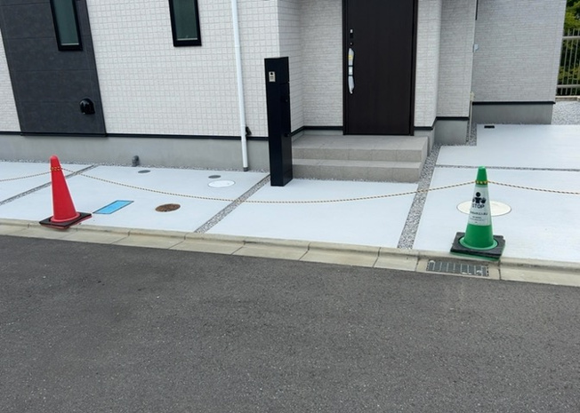 【駐車場】 | 敷地内にはカースペースが完備されており、駐車2台可のゆとりある駐車空間をご用意しています。ご所有のお車のサイズ感や出し入れのしやすさなど、現地の使い勝手をぜひ実際の見学時にご確認くださいませ。