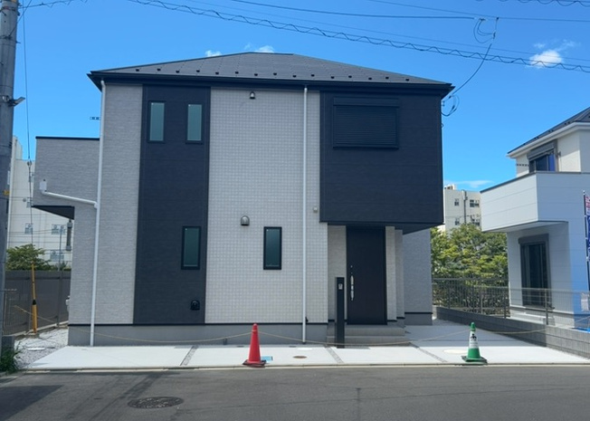 【庭】 | 敷地面積120.86平米のゆとりある敷地には専用のお庭スペースが設けられています。ガーデニングやお子様の遊び場、ペットとのふれあいの場として多目的にご活用いただける、陽当り良好で開放的なお庭です。
