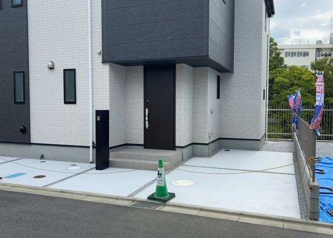 【庭】 | 土地面積120.86平米のゆとりある敷地には専用のお庭スペースがございます。ガーデニングや子どもの遊び場、ペットとのふれあいなど、南東向きの温かな陽光を感じながら多目的に活用できる開放的なお庭です。