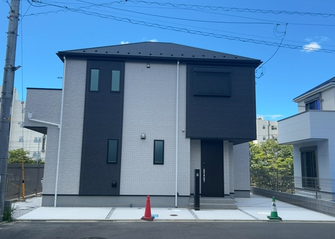 【構造・工法・仕様】 | 安心感を提供する耐震構造を採用した木造2階建ての新築住宅です。設計住宅性能評価付および建設住宅性能評価付を取得予定となっており、長期優良住宅やフラット35Sにも対応する高品質な建物仕様を誇ります。