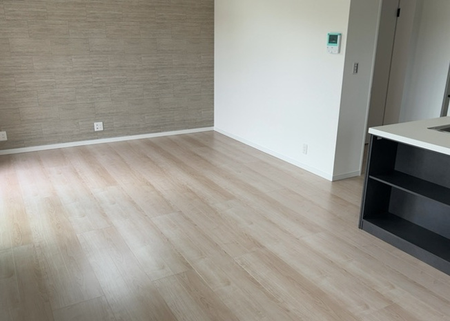 【居間・リビング】 | 18.0帖の広いLDKには断熱性に優れた複層ガラスの窓を採用しており、省エネルギー対策にも貢献します。南東からの陽光が優しく差し込む居心地の良い空間で、季節を問わず快適に家族の団らんを過ごせます。