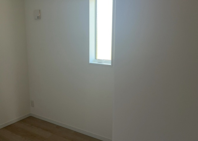 【子供部屋】 | 2階にある5.3帖の洋室は子供部屋としても最適です。クローゼット完備で教科書や衣類、おもちゃなどを綺麗に整理できます。フローリング仕上げのため清掃もしやすく、お子様の成長に寄り添う快適なお部屋です。
