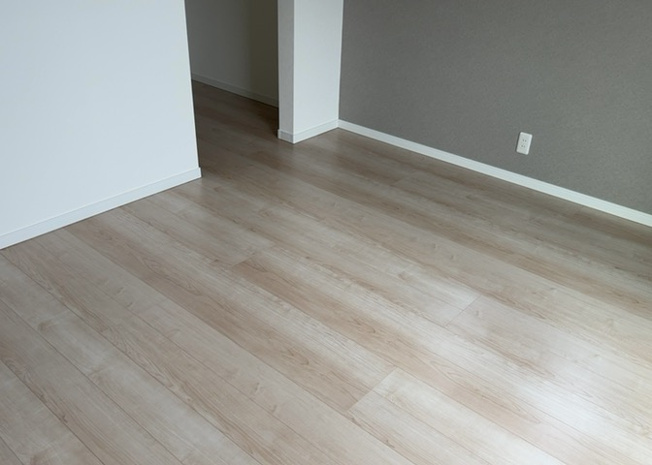 【子供部屋】 | 2階に配置された5.3帖の洋室は子供部屋としてぴったりのお部屋です。衣類や学習用品をすっきり仕舞えるクロゼットを備え、お手入れ簡単なフローリング仕上げでお子様の成長を優しく見守る快適な空間です。
