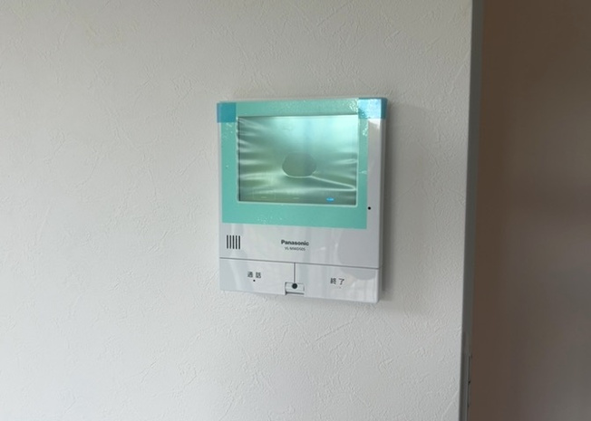 【セキュリティ】 | 防犯面に配慮したTVモニタ付インターホンが標準設置されています。室内から訪問者の顔を映像と音声でしっかり確認できるため、一人での留守番やお子様のいるご家庭でも安心感を持って対応していただけます。