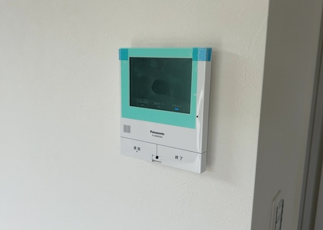 【セキュリティ】 | 防犯性を高めるTVモニタ付インターホンを標準装備。室内から来訪者の顔と声をしっかり確認できるため、お子様のお留守番や一人での時間帯でも安心感を持って対応ができる利便性と安全性を兼ね備えた設備です。