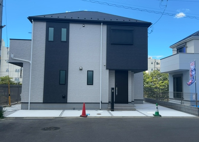 【外観】 | 町田市金井1丁目の閑静な住宅街に佇む全4区画の新築分譲住宅です。木造2階建て・4LDKの使いやすい間取りで、第一種中高層住居専用地域ならではの落ち着いた街並みと良好な住環境が魅力の物件となります。