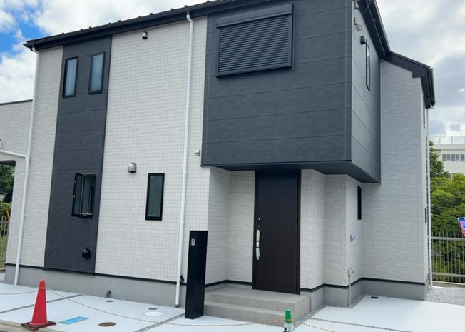 【外観】 | 町田市金井1丁目の落ち着いた住宅街に登場する新築一戸建てです。木造2階建て・4LDKの間取りで、第一種中高層住居専用地域ならではの穏やかな街並みと、南東向きによる日当りの良さが魅力的な住宅です。