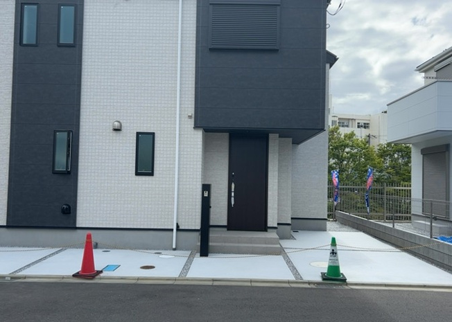 【前面道路含む現地写真】 | バス停「木倉有楽」徒歩9分で小田急小田原線「玉川学園前」駅や「町田」駅が利用可能な立地です。前面道路の幅員や周辺の交通量、お車の出入れのしやすさなど、生活環境をぜひ現場にて直接ご確認くださいませ。