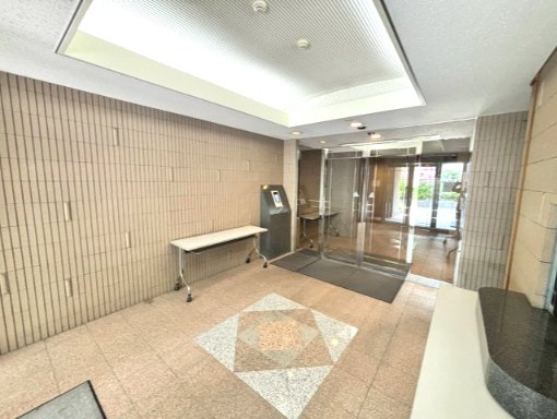 シャンノール金町のエントランス|落ち着いた空間美が、住まう方やゲストをやさしく迎えます。