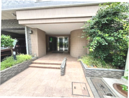 シャンノール金町のエントランス|住まいの第一印象にふさわしい、落ち着きと品格を兼ね備えたデザイン。