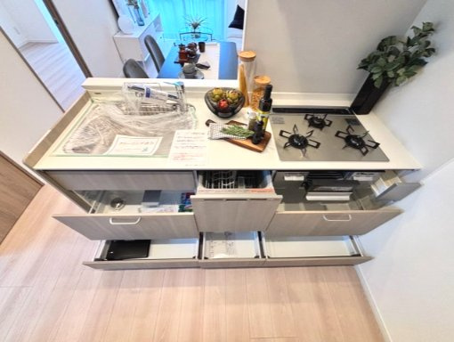 シャンノール金町のキッチン|キッチンまわりが美しく片付く、収納力豊富な吊戸棚付き！