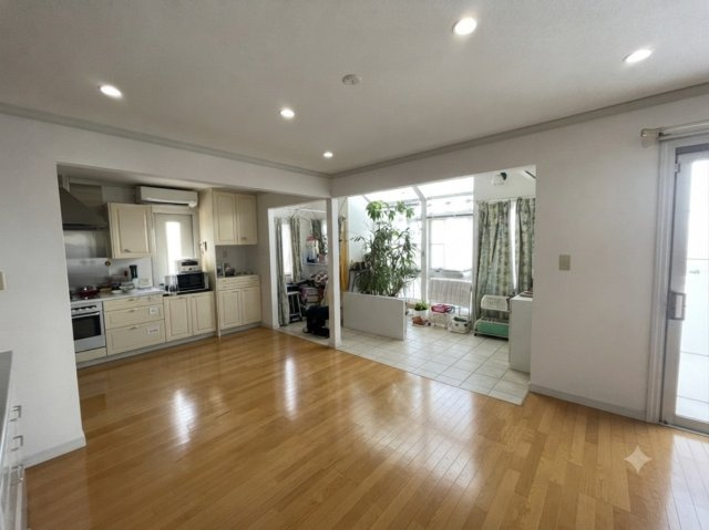剣谷町戸建の居間・リビング|広々としたLDK。開放的な間取りで、ご家族やゲストとの時間をゆったり楽しめます。※掲載画像は家具・家電・小物等を消去するCG加工しております。