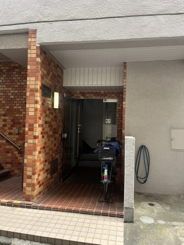 遠萬ビルのエントランス