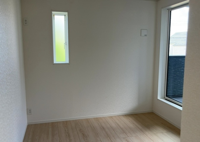【寝室】 | 2階の7.2帖洋室は主寝室に最適なお部屋です。大きなベッドを置いてもゆとりがある広さで、二面採光による風通しの良さも魅力です。ウォークインクロゼットが備わっており、お召し物や大型荷物をまとめて収納可能