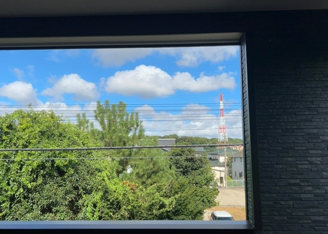 【展望】 | バルコニーや窓からは周辺ののどかな街並みを見渡せます。第一種低層住居専用地域に位置するため高い建物が隣接しておらず、遮るもののない良好な眺望と心地よい風通しを享受できる快適な住環境が魅力となっておりま