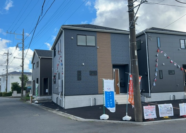 【外観】 | 相模原市南区磯部に誕生した2,980万円の新築一戸建てです。地震の揺れを吸収・低減する制震構造を採用し、家族の安全を守る安心設計となっております。2026年7月完成の綺麗で最新設備が整ったお住まいです