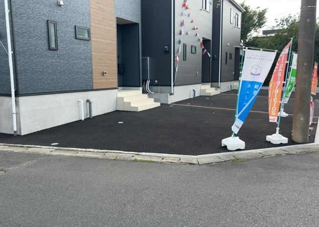 【駐車場】 | 敷地内にはカースペースがあり、お車を2台駐車可能です。セカンドカーの所有やご友人が来訪された際にも大変便利にご活用いただけます。お持ちのお車のサイズや出し入れのしやすさを、ぜひ現地見学時にご確認くださ