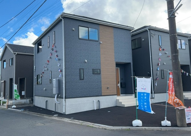【庭】 | 敷地内には自由に活用できる庭スペースがございます。ガーデニングや家庭菜園を楽しんだり、お子様やペットの遊び場として活用したりと暮らしの幅が広がります。土地面積120.02平米のゆとりある敷地となってお