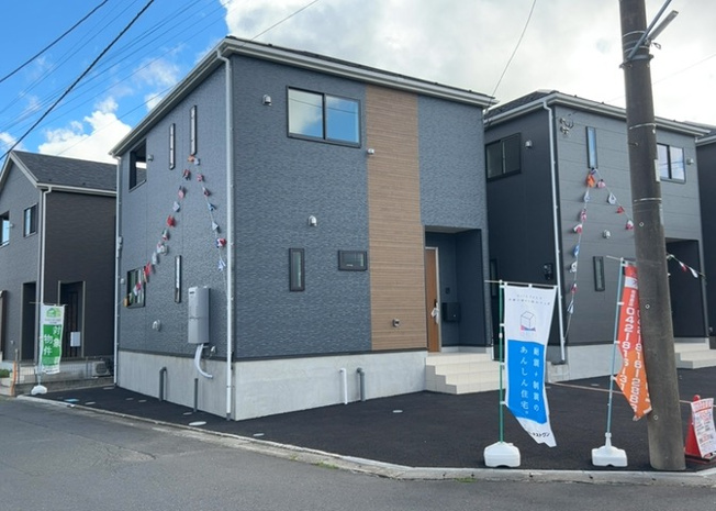 【構造・工法・仕様】 | 本物件は木のぬくもりを感じられる木造2階建てとなっております。耐震性を高める制震構造が取り入れられており、万一の地震発生時にも揺れを軽減します。永く安全かつ快適に暮らしていただける安心の住まいづくりで