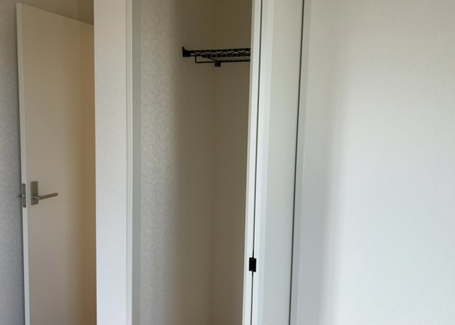 【収納】 | 2階7.2帖の主寝室にはウォークインクロゼットを完備しています。お洋服ハンガーをたくさん掛けられるほか、スーツケースや季節家電などの大型品も一括収納可能です。室内をすっきり保てる便利な大型収納スペース