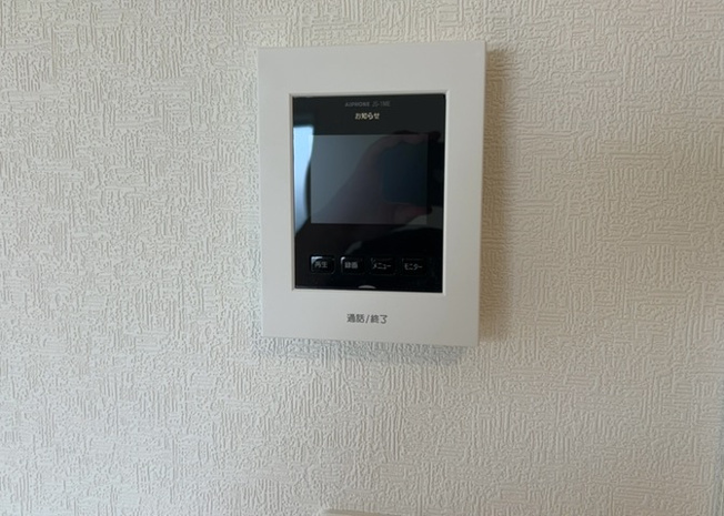 【セキュリティ】 | 防犯性を高めるTVモニター付きインターホンを設置しております。室内から来訪者の姿と声をしっかり確認してから対応できるため、お子様のお留守番時や一人で過ごす時間も安心です。防犯面で心強い設備となっており