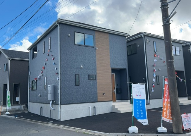 【外観】 | 相模原市南区磯部エリアに位置する本物件は、閑静な住宅街で落ち着いた暮らしが実現できます。フラット35Sにも対応しており、住宅ローンの借り入れ時にもメリットがございます。ぜひ現地で建物外観をご確認くださ
