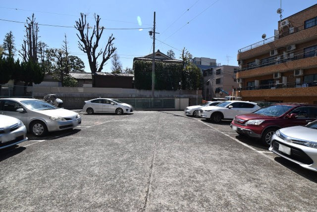 【駐車場】 | 池袋マンションヒルハイム | マンションの駐車場スペース。空きの有無や駐車料金、サイズ規定などについては、改めてお問い合わせください。～即日のご見学可能～　お問合せはお気軽にどうぞ。
