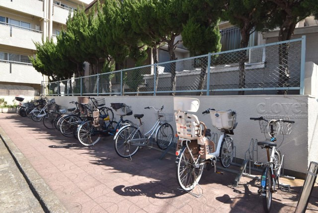 【駐輪場】 | 池袋マンションヒルハイム | 自転車置き場。マンションの共用部にあたります。空きの有無や駐輪料金、各戸の台数制限などについては、改めてお問い合わせください。～即日のご見学可能～　お問合せはお気軽にどうぞ。
