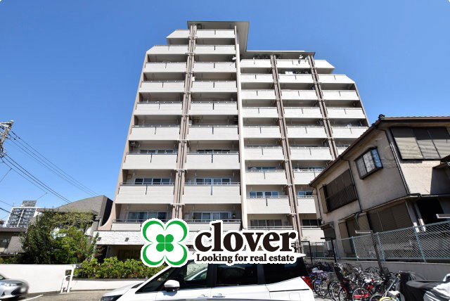 【外観】 | 池袋マンションヒルハイム | 青空によく映える建物です。手入れの行き届いた外壁やマンション正面エントランスなど、綺麗な姿をぜひ一度、現地にてご覧ください。～即日のご見学可能～　お問合せはお気軽にどうぞ。
