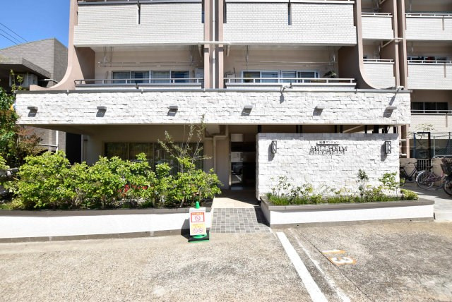 【エントランス】 | 池袋マンションヒルハイム | お客様を、そして住人を出迎えてくれるマンションのエントランス。ゴミが落ちていないことからも、管理状態の良さや住民の節度の高さが見て取れます。～即日のご見学可能～　お問合せはお気軽にどうぞ。
